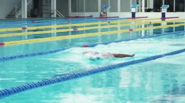 Yüzücü, kapalı havuzda zar zor yüzüyor..