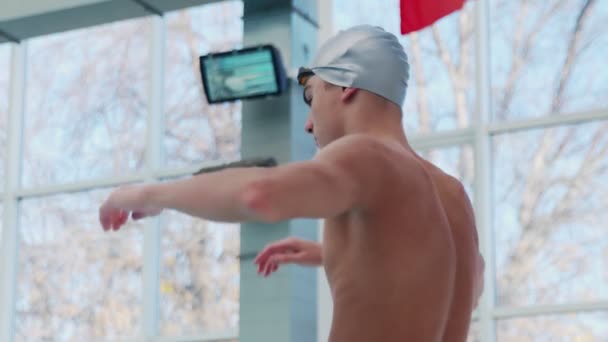 Profi-Schwimmer wärmt seinen Körper vor dem Schwimmen auf — Stockvideo