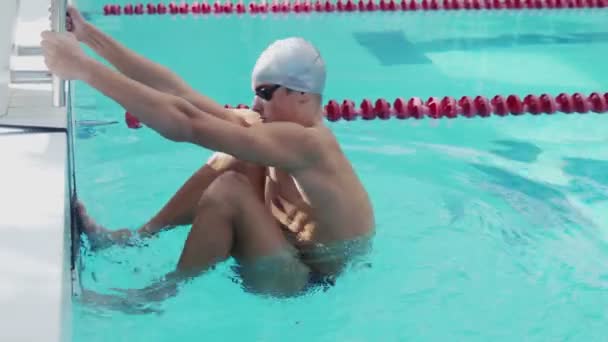 Nuotatore professionista spinge fuori e galleggia in piscina — Video Stock