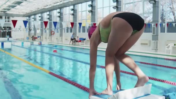 Mujer nadadora profesional en la piscina natación — Vídeos de Stock