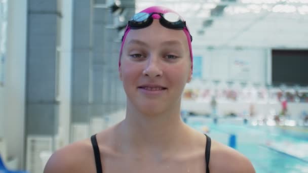 若い女性アスリートの水泳選手はカメラを見て笑顔 — ストック動画