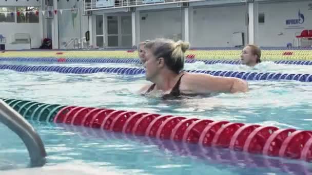 Femmes entraînement aqua gymnastique avec haltères en styromousse dans la piscine. — Video
