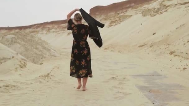 Widok z tyłu boso kobieta spacery na pustyni — Wideo stockowe