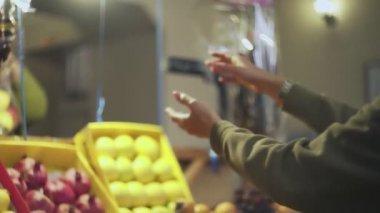 Kadının marketten taze elma alışının arka görüntüsü