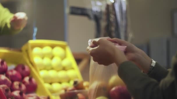 Вернуться к началу страницы Женщина покупает свежие яблоки на рынке — стоковое видео