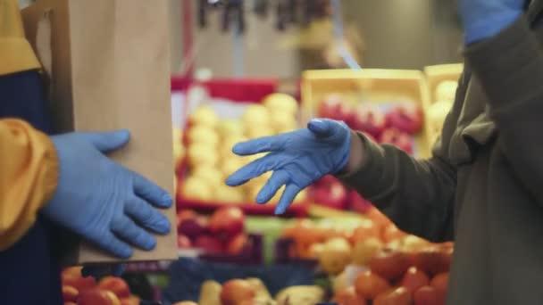 Primer plano de pareja joven en guantes azules peleando en el mercado — Vídeos de Stock