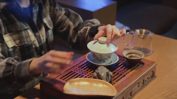Női Tea mester készíti a jeget a teaszertartásra. Hagyományos keleti kínai teaszertartás. — Stock videók
