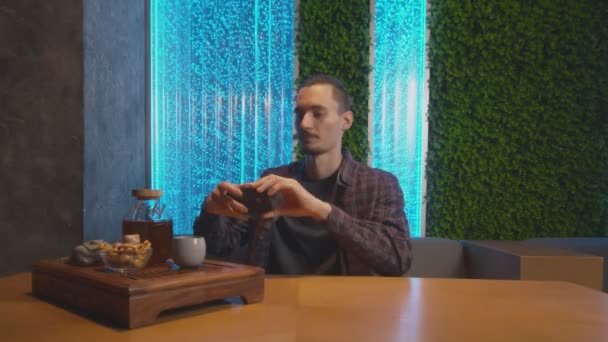 Joven toma foto de té tradicional chino en la cafetería — Vídeos de Stock