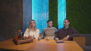 En iyi üç arkadaş geleneksel Çin çay kafesinde birlikte vakit geçirir.