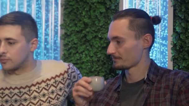 Nær unge menn drikker te på teselskap på kinesisk kafe – stockvideo