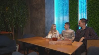 Geleneksel Çin Çay Kafesi 'nde en iyi beş arkadaş tanışıyor.