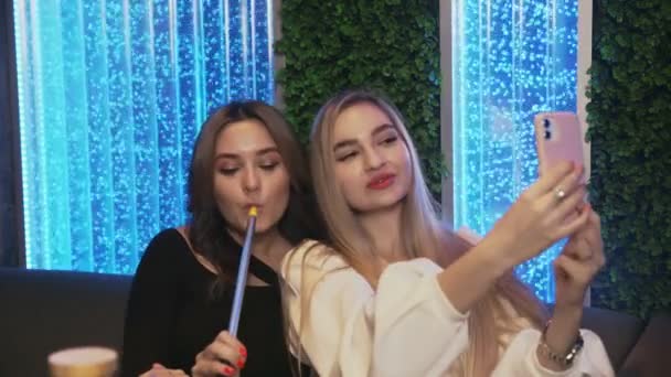 Dwie najlepsze dziewczyny robi selfie razem w barze Hookah — Wideo stockowe