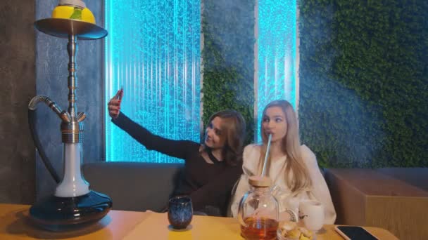 Due le migliori amiche si fanno selfie insieme nel bar narghilè — Video Stock