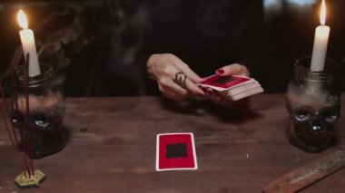 Kadın falcıya yakın çekim yap mistik ayin gibi kartları sırayla koy.