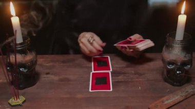 Kadın falcı kartlarını mistik bir tören gibi sırala sonra da onları çevir ve geleceği oku..