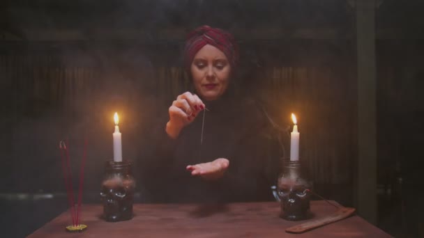 Starší žena věštkyně používá jehlu s nití na magické věštění rituál — Stock video