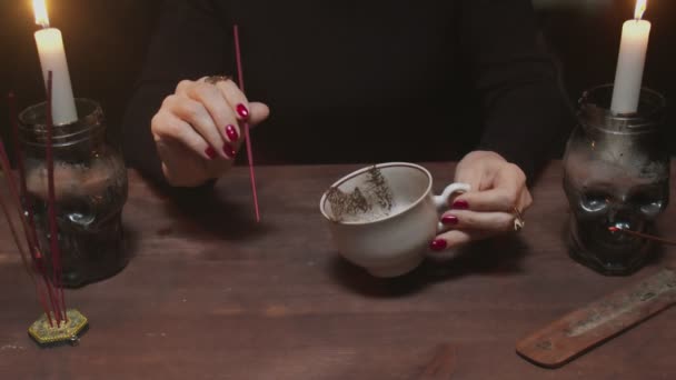 魔女女占い師の密室でコーヒーカップと運命を読んでいる — ストック動画