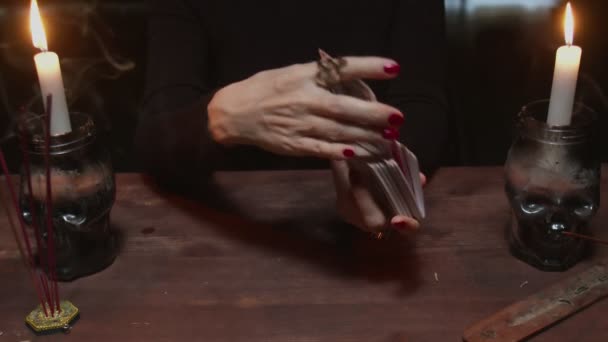 Aproape de femeie ghicitoare shuffle carduri și să le pregătească pentru viitor spune — Videoclip de stoc