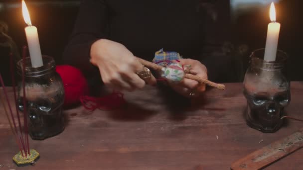 Zbliżenie kobiety wróżka używa lalki voodoo i czerwonej liny do strasznego rytuału magii — Wideo stockowe