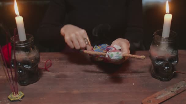 Close up de mulher cartomante enfia uma agulha na boneca voodoo em ritual mágico terrível — Vídeo de Stock