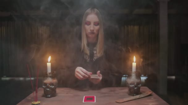 Fortune tarot reader τοποθέτηση καρτών σε σειρά ως μυστικιστική ιεροτελεστία. — Αρχείο Βίντεο