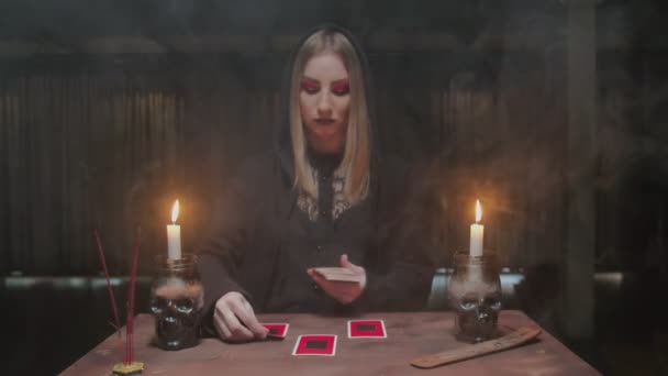 Wahrsagerin Tarot-Leser legt Karten in Reihenfolge als mystischen Ritus dann drehen Sie sie und lesen Zukunft. — Stockvideo