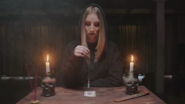 Fortune Teller tarot läsare använder en blå magisk kristall och tarot caard i framtiden berättar ritual — Stockvideo