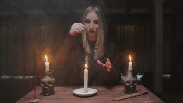 Mladá čarodějnice věštkyně používá modrý magický krystal a svíčku v budoucnosti vyprávění rituálu — Stock video