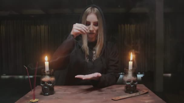 Jeune sorcière diseuse de bonne aventure utilise aiguille avec fil pour divination magique rituel — Video