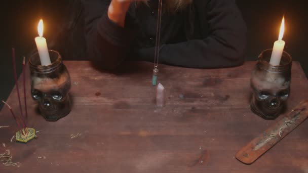 Närbild av spåkvinna tarot läsare använder en blå magisk kristall och tarot caard i framtiden berättar ritual — Stockvideo