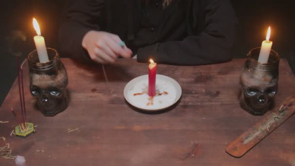 Detailní záběr mladé čarodějnice věštkyně používá modrý magický krystal a svíčka v budoucnu vyprávění rituálu — Stock video