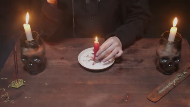 Genç cadı kadın falcı mistik ritüel ile masanın üzerinde iğneyi döndürür. — Stok video