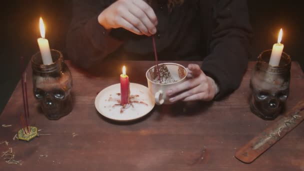 Gros plan de sorcière diseuse de bonne aventure tient tasse de café et de lire le destin — Video