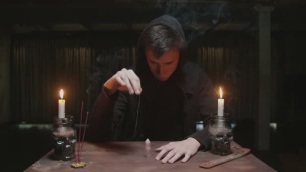 Mago misterioso concentrato indovino maschio utilizza ago con filo e cristallo magico sul tavolo nel rituale di divinazione magica — Video Stock