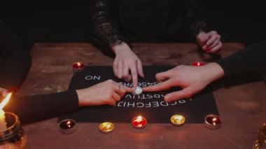Üç el Ouija tahtası Ruh Oyunu kullanıyor