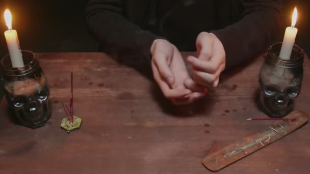 Primer plano del misterioso adivino masculino usa dados para adivinar magia ritual de adivinación — Vídeo de stock