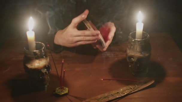 Närbild av mystiska trollkarl manliga spåman blanda korten och förbereda dem för framtiden berätta — Stockvideo