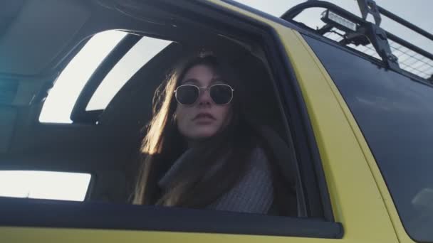年轻女子的近身独自坐着一辆黄色面包车在度假村露营 — 图库视频影像