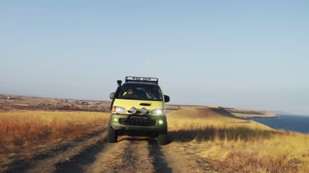 Une camionnette de campeurs jaunes fait du hors route le matin d'été — Video