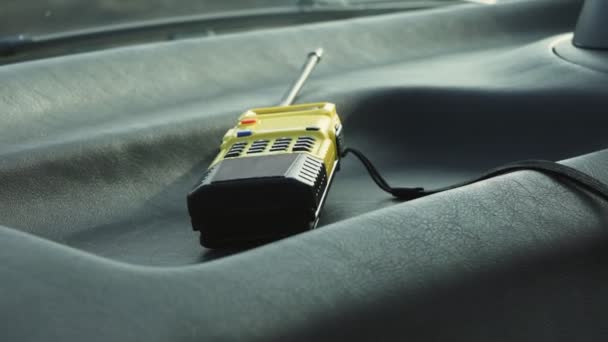 Een gele vintage walkie-talkie ligt in de auto — Stockvideo
