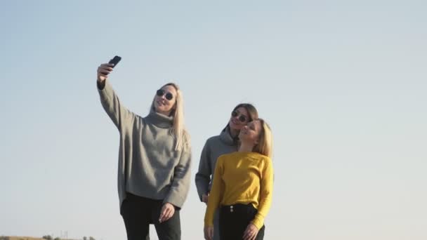 Twoje szczęśliwe kobiety robią selfie przez telefon na świeżym powietrzu — Wideo stockowe