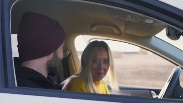 这对快乐的夫妇在车里聊天 — 图库视频影像