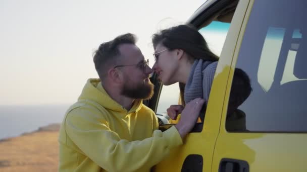 Um jovem casal sorrindo positivo no amor homem e mulher estão se beijando — Vídeo de Stock