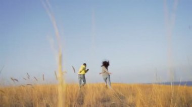 Genç mutlu çift birlikte eğleniyor. Dışarıda kameralar var.