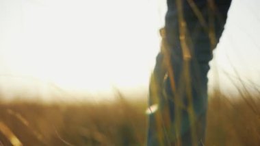 Tanımlanamayan bir çift dışarıda kameradan kaçıyor.