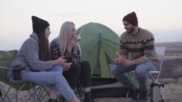 Jeunes amis heureux campeurs assis près de la tente et la voiture et parle — Video