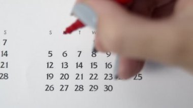 Takvimde kırmızı kalemli bir kadın el çemberi günü. İş Temel Duvar Takvimi Planlayıcı ve Düzenleyici. 6 Nisan