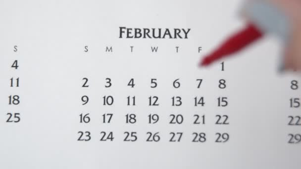 Giorno di cerchio di mano femminile in data di calendario con un marcatore rosso. Business Nozioni di base Wall Calendar Planner e organizzatore. 14 FEBBRAIO — Video Stock