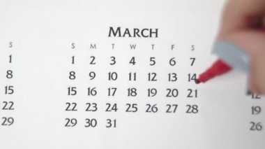Takvimde kırmızı kalemli bir kadın el çemberi günü. İş Temel Duvar Takvimi Planlayıcı ve Düzenleyici. 21 Mart