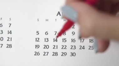Takvimde kırmızı kalemli bir kadın el çemberi günü. İş Temel Duvar Takvimi Planlayıcı ve Düzenleyici. 22 Nisanda.